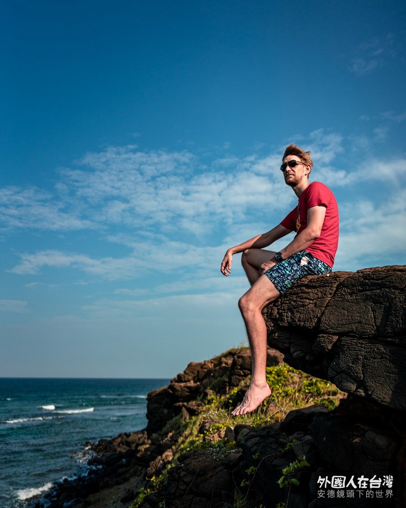 安德坐在澎湖景點海底郵筒附近的岩石上